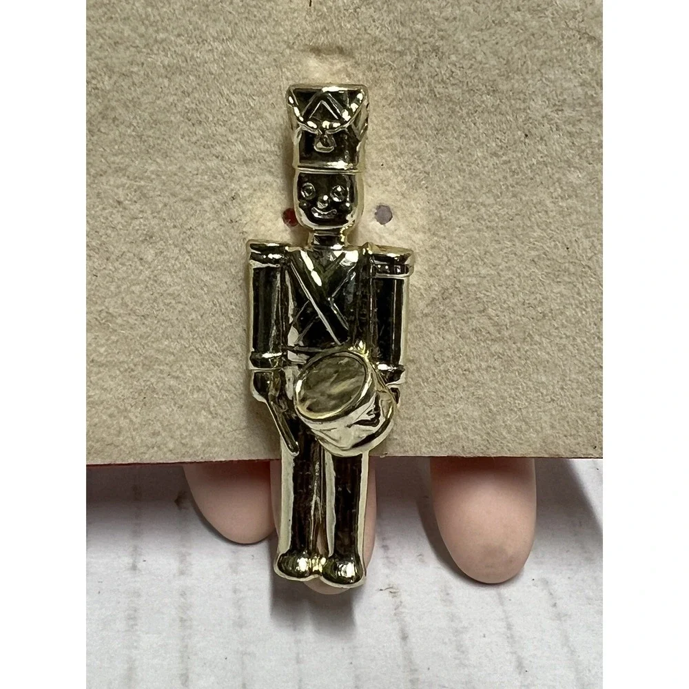 Toy‎ Soldier Nutcracker Christmas Pin Vintage Gold Tone Metal Brooch